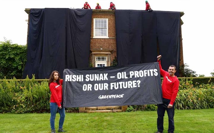 ঋষি সুনাকের বাসভবন কালো কাপড়ে ঢেকে দিলেন পরিবেশবাদীরা