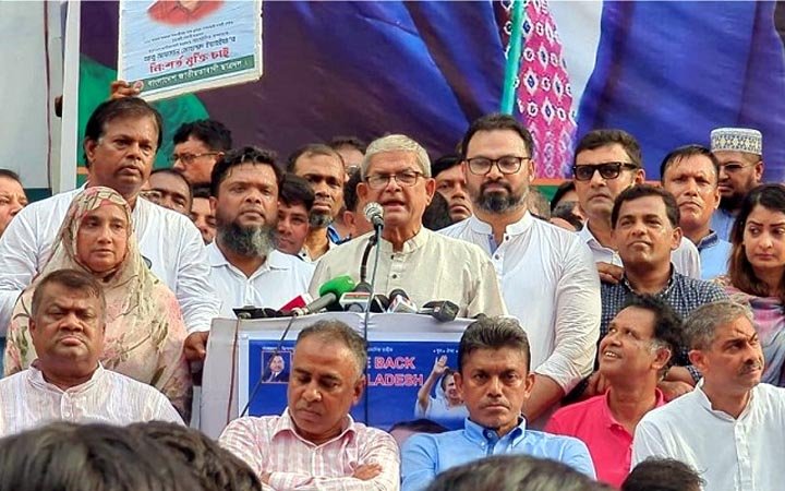 খেলতে চাইলে ক্ষমতা ছেড়ে রাস্তায় আসুন: ফখরুল