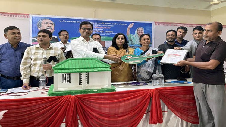 জুড়ীতে প্রধানমন্ত্রীর উপহার ঘর পেল আরও ৭৫টি পরিবার