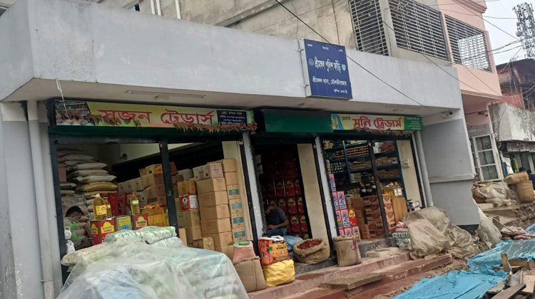 সাইনবোর্ডে পুলিশ ফাঁড়ি, বাস্তবে মার্কেট