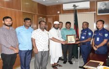 “বিদায়বেলা ফুলসজ্জিত গাড়িতে বাড়ি ফিরলেন পুলিশ কনস্টেবল”