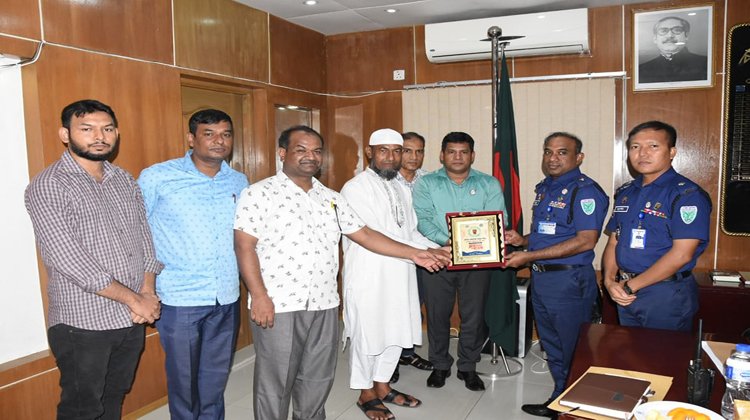 “বিদায়বেলা ফুলসজ্জিত গাড়িতে বাড়ি ফিরলেন পুলিশ কনস্টেবল”