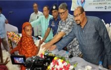 মৌলভীবাজার পৌরসভার উদ্যোগে বঙ্গমাতার ৯৩ তম জন্মবার্ষিকী উপলক্ষে ৪২০ জন দরিদ্র মানুষের মধ্যে চাল বিতরণ