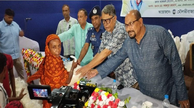 মৌলভীবাজার পৌরসভার উদ্যোগে বঙ্গমাতার ৯৩ তম জন্মবার্ষিকী উপলক্ষে ৪২০ জন দরিদ্র মানুষের মধ্যে চাল বিতরণ