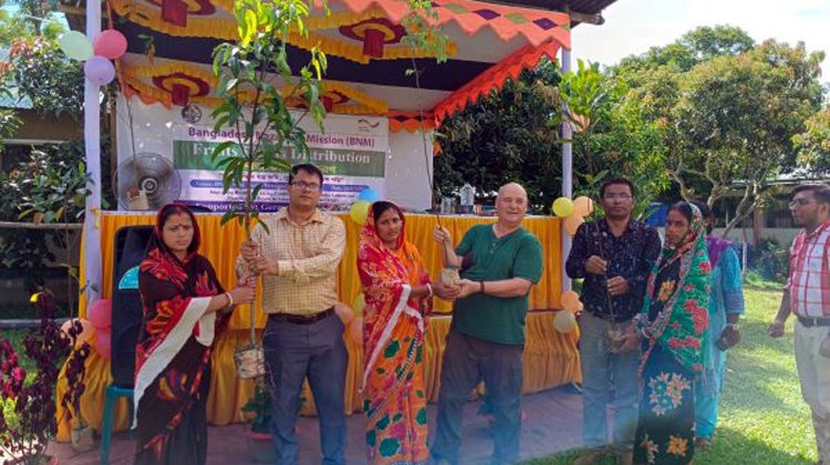 শ্রীমঙ্গলে ১৮০০শ পিস ফলদ বৃক্ষ বিতরণ