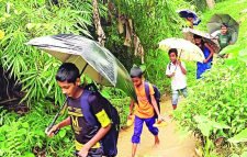  প্রধানমন্ত্রীর আশ্রয়ণ প্রকল্পের-২ যেতে রাস্তা ভাঙ্গা, পাহাড়ী ছড়ায় নেমে যেতে হয় স্কুলের শিক্ষার্থীদের চরম দুর্ভোগ পোহাতে
