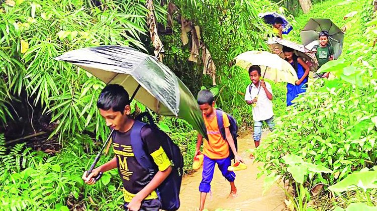  প্রধানমন্ত্রীর আশ্রয়ণ প্রকল্পের-২ যেতে রাস্তা ভাঙ্গা, পাহাড়ী ছড়ায় নেমে যেতে হয় স্কুলের শিক্ষার্থীদের চরম দুর্ভোগ পোহাতে