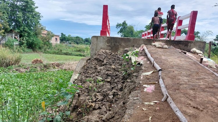 জুড়ীতে উদ্বোধনের আগেই ব্রীজের সংযোগ সড়কে ধস