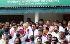 আরিফুল হকের পদোন্নতিতে মিষ্টি বিতরণ