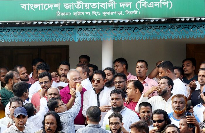 আরিফুল হকের পদোন্নতিতে মিষ্টি বিতরণ