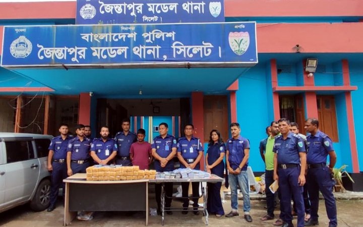 জৈন্তাপুরে বিপুল পরিমাণ ভারতীয় মোবাইলসহ গ্রেফতার ১