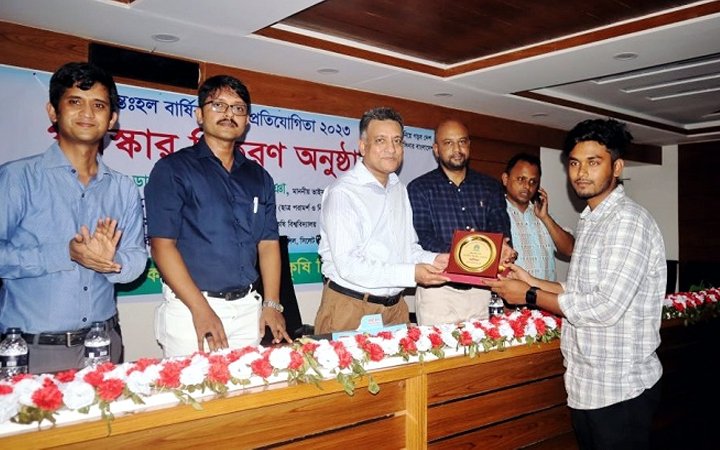 বিভিন্ন হলের শ্রেষ্ঠ ক্রীড়াবিদদের পুরষ্কৃত করলো সিকৃবি