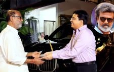 ১০০ কোটি রুপির চেক ও গাড়ি উপহার পেলেন রজনীকান্ত