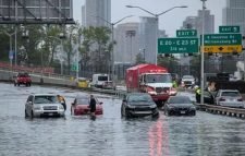 হঠাৎ বন্যায় নিউ ইয়র্কে কোমর পানি