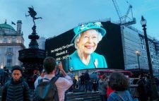 ব্রিটেনের রানি এলিজাবেথের প্রথম মৃত্যুবার্ষিকী পালিত