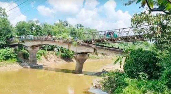 ধলাই নদীর সেতুতে ধস: কমলগঞ্জ-মৌলভীবাজার সড়কে সরাসরি যান চলাচল বন্ধ