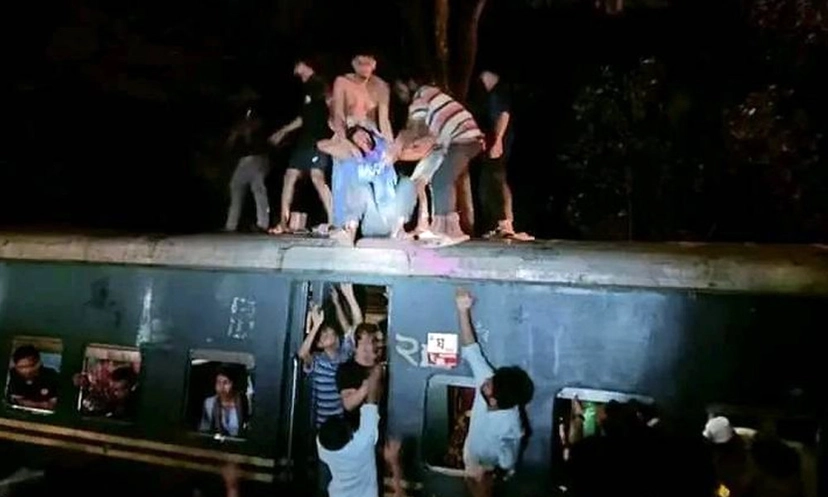 চবির শাটল ট্রেনের ছাদে গাছের ধাক্কায় নিহত ১, আহত অন্তত ২০