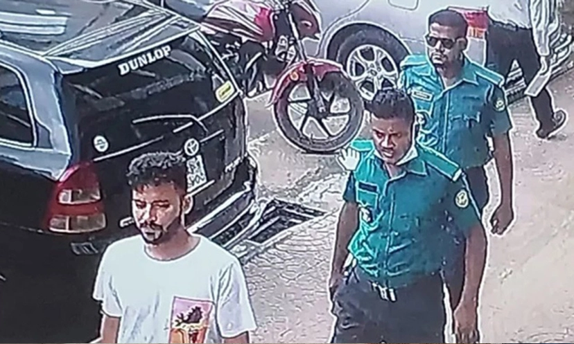 ব্যাংকের ২০ লাখ টাকা ছিনতাইয়ে দুই পুলিশ সদস্য