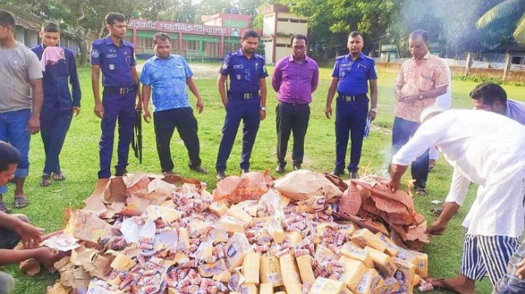 কুলাউড়ায় দেড় লাখ বিড়ি পুড়িয়ে ধ্বংস