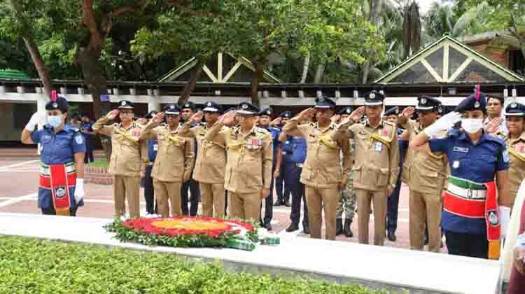 বঙ্গবন্ধুর সমাধিতে আইজিপির শ্রদ্ধা