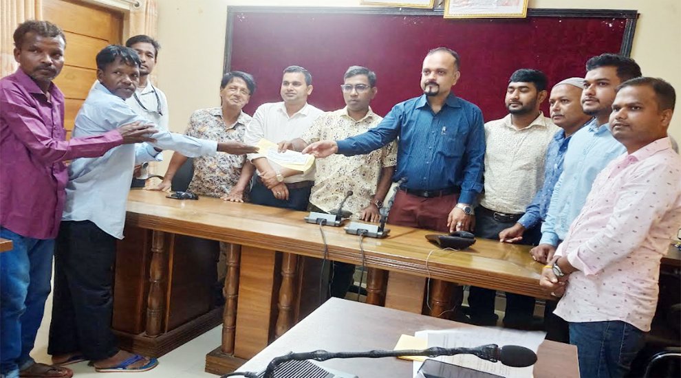 বড়লেখায় কুষ্ঠ আক্রান্ত পরিবারের শিক্ষার্থীদের শিক্ষা সহায়তা প্রদান