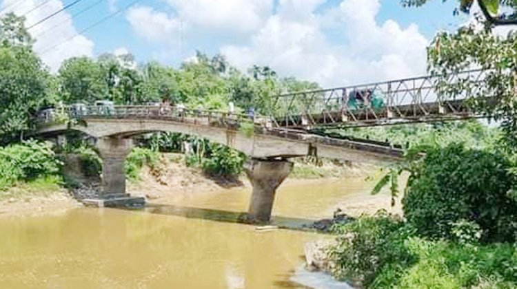 সেতুর পিলার দেবে যাওয়ায় মৌলভীবাজারের সাথে কমলগঞ্জের সবধরনের যান চলাচল বন্ধ