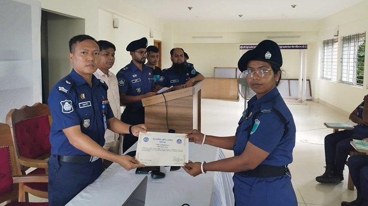 মৌলভীবাজারে পুলিশের দক্ষতা উন্নয়ন কোর্সের সমাপনী ও সনদপত্র বিতরণ