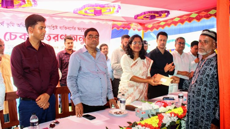 কুলাউড়ায় ভূমির ক্ষতিপূরণের ১৮টি চেক  বিতরণ