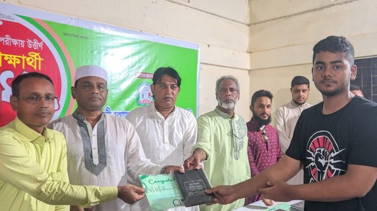 বড়লেখায় অর্ধশত কৃতি শিক্ষার্থীকে সংবর্ধনা