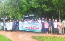 বড়লেখায় তরুণ উদ্যোক্তাকে মাদক মামলায় ফাঁসানোর প্রতিবাদে মানববন্ধন