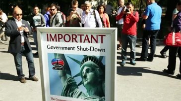 ফের অচল হতে চলেছে মার্কিন সরকার