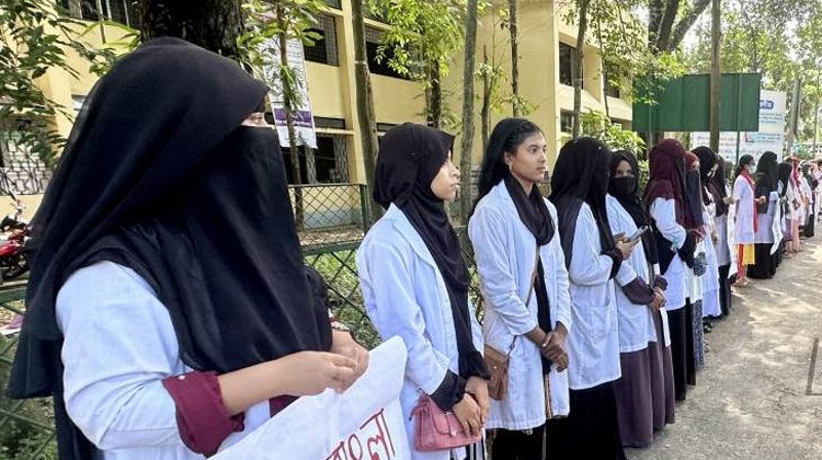 ৪ দফা দাবিতে ম্যাটস শিক্ষার্থীদের বিক্ষোভ