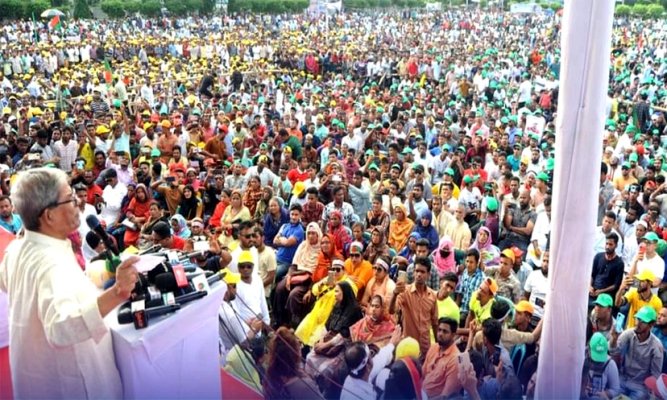 প্রধানমন্ত্রী আপনি আর ক্ষমতায় নেই: ফখরুল