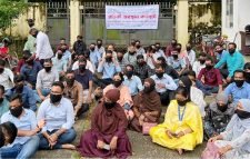 তিন দফা দাবিতে সিলেট মেডিকেল বিশ্ববিদ্যালয়ের কর্মচারীদের প্রতীকী অবস্থান