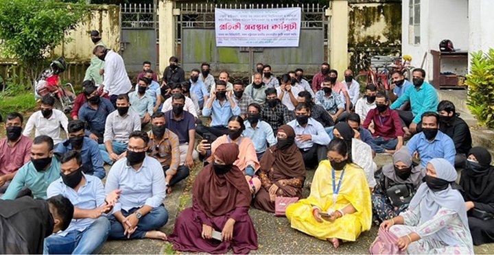 তিন দফা দাবিতে সিলেট মেডিকেল বিশ্ববিদ্যালয়ের কর্মচারীদের প্রতীকী অবস্থান