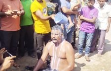 দুধ দিয়ে গোসল করে রাজনীতি ছাড়লেন সাবেক যুবলীগ নেতা