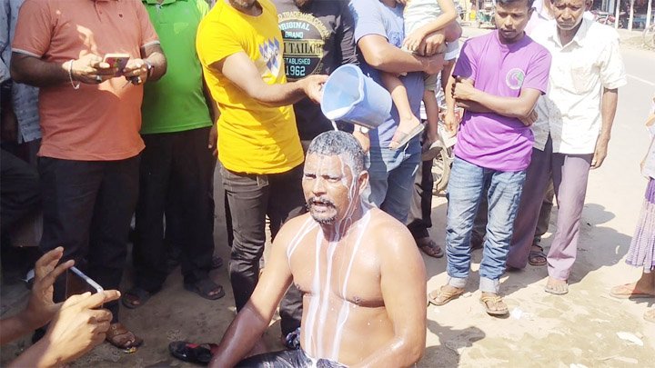 দুধ দিয়ে গোসল করে রাজনীতি ছাড়লেন সাবেক যুবলীগ নেতা