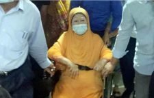 অস্ত্রোপচারের পর আইসিইউতে পর্যবেক্ষণে খালেদা