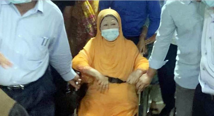 অস্ত্রোপচারের পর আইসিইউতে পর্যবেক্ষণে খালেদা