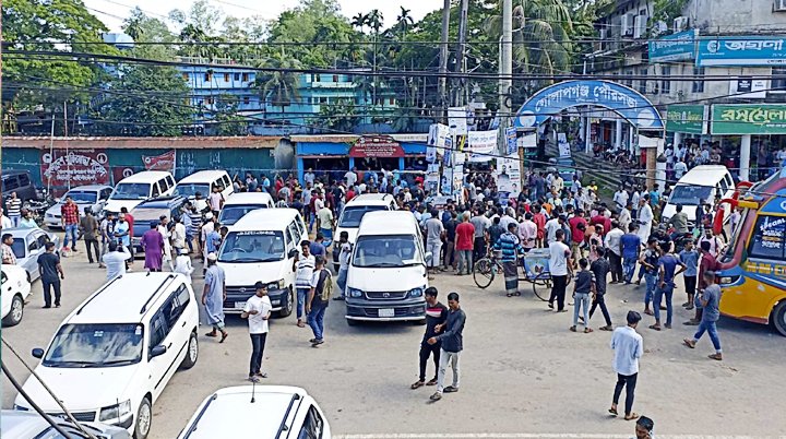 গোলাপগঞ্জে ওসির পদত্যাগের দাবিতে শ্রমিকদের সড়ক অবরোধ