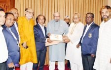 প্রবাসীকল্যাণমন্ত্রী ইমরান আহমদের হাতে ‌‘আলোকপটে বঙ্গবন্ধু’ অ্যালবাম প্রদান