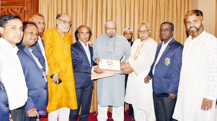 প্রবাসীকল্যাণমন্ত্রী ইমরান আহমদের হাতে ‌‘আলোকপটে বঙ্গবন্ধু’ অ্যালবাম প্রদান