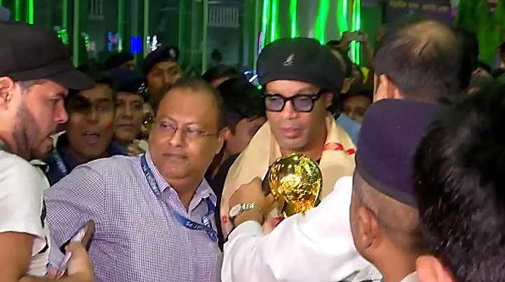 দুর্গাপূজায় রোনালদিনহোকে পেয়ে উচ্ছ্বসিত কলকাতাবাসী