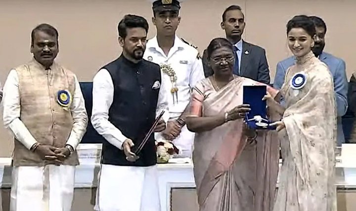 সেরা অভিনেত্রীর পুরস্কার পেলেন আলিয়া