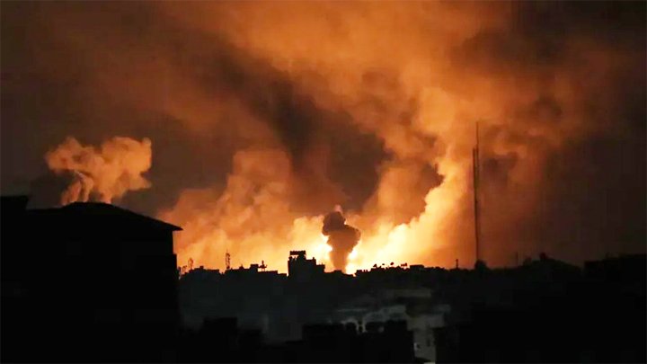 হঠাৎ মুহুর্মুহু বোমা বর্ষণে বিশ্ব থেকে বিচ্ছিন্ন গাজা