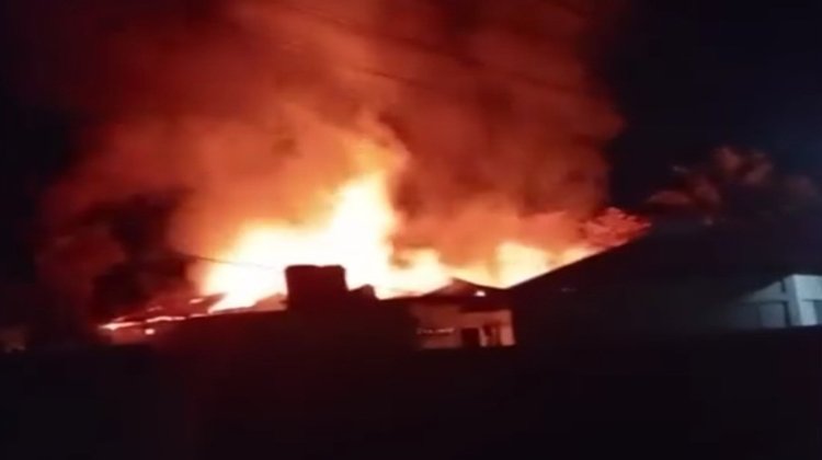 অগ্নিকাণ্ডে টিনসেড ঘরের ১২টি রুম সম্পূর্ণভাবে পুড়ে গেছে