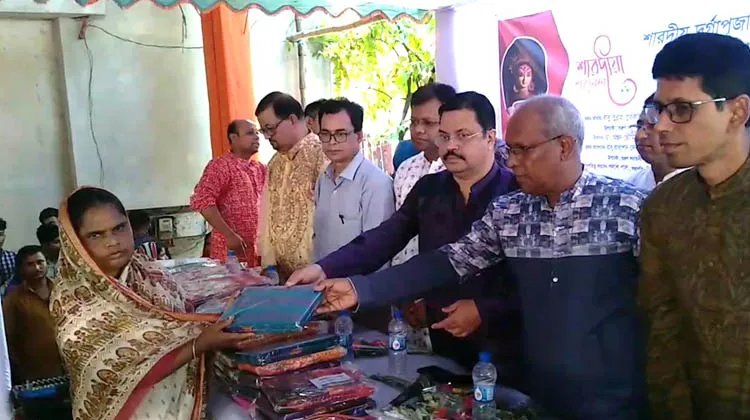 মৌলভীবাজারে শারদীয় দূর্গাপুজা উপলক্ষে সুবিধা বঞ্চিত মানুষের মধ্যে বস্ত্র বিতরণ