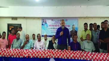 কুলাউড়ায় দুর্গাপূজা উপলক্ষে শাড়ি ও অর্থ বিতরণ