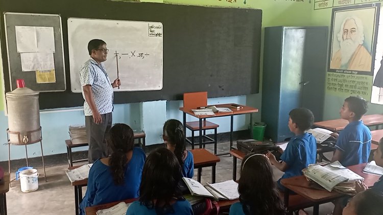 দীর্ঘ আট বছর পর বিদ্যালয়ে ফিরলেন শিক্ষক বিমলেন্দু