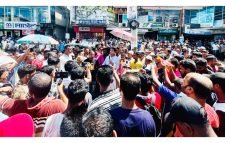 বড়লেখায় ফ্রান্স প্রবাসীর ওপর হামলার প্রতিবাদে এলাকাবাসীর মানববন্ধন